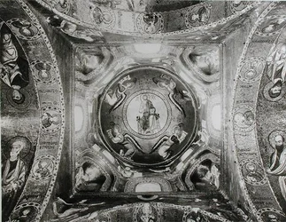 (detalle) de la cúpula con el Cristo Pantocrátor en el centro