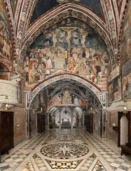 Vista de la capilla superior cubierta con frescos de la escuela de Siena (siglo XIV) Monasterio de San Benedetto (Sacro Speco), Subiaco (Roma), Italia