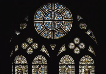 Detalle del rosetón central, con símbolos de los evangelistas en las ventanas ovaladas - Vidriera de Simone Martini. Basílica de San Francisco de Asís, Iglesia Inferior, Capilla de San Luis, Asís