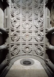 Vista interior del techo abovedado del vestíbulo de la iglesia realizado por Simone del Pollaiolo, conocido como il Cronaca (1457-1508)