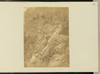 [Cascada de montaña]