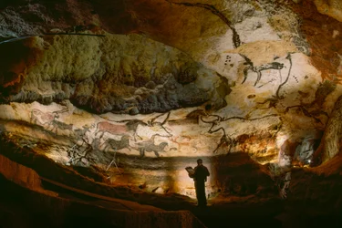 Sala de los Toros se agolpan paredes de calcita en la cueva de Lascaux.