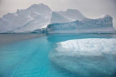 Icebergs flotando en la Península Antártica., 2022 (foto)