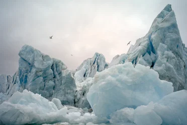 Icebergs en el mar Ártico alrededor de la isla de Spitsbergen, Noruega, 2022 (foto)