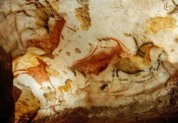 Artistas prehistóricos pintaron robustos caballos en el techo de la Galería Axial, Lascaux, Francia.