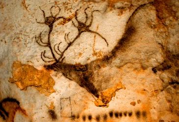 Pintura prehistórica de ciervo rojo con cornamenta de nueve puntas en la cueva de Lascaux, Francia.