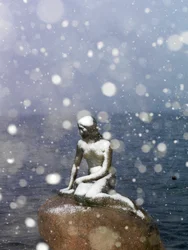 Tormenta de nieve sobre la estatua de La Sirenita de Edvard Eriksen, invierno en Copenhague Dinamarca, 2022 (foto)