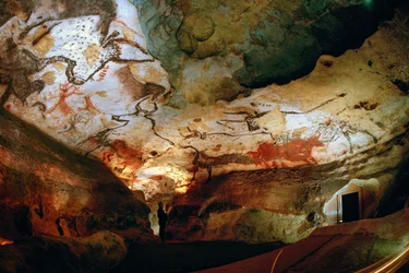 La Sala de los Toros con Jacques Marsal, uno de los descubridores de las cuevas de Lascaux.