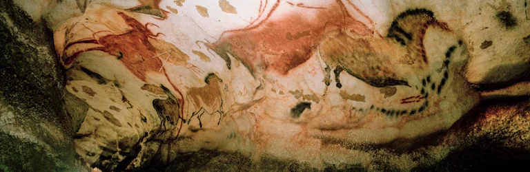 Las Vacas Rojas y los Caballos Chinos retozan a lo largo de una pared de la Galería Axial de la cueva de Lascaux.