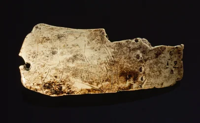 La imagen de un mamut está tallada en marfil de mamut prehistórico.