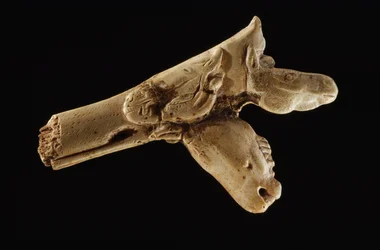 Lanza-lanza de tres cabezas, un bastón de cuerno prehistórico.