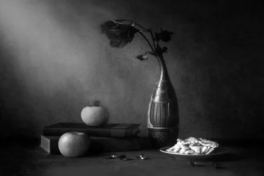 Escena de una mesa al estilo «Dark Academia»