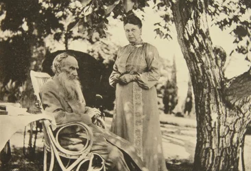 El escritor ruso León Tolstói y su esposa Sophia junto al mar Negro, Crimea, Rusia, 1902