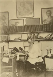 El autor ruso León Tolstói trabajando, 1890s