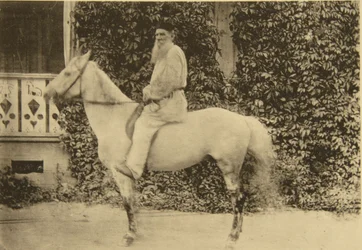 El autor ruso León Tolstói a caballo, Moscú, Rusia, 1890s