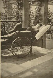 El autor ruso León Tolstói recuperándose en Gaspra, Crimea, Rusia, 1902
