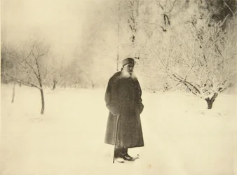 El autor ruso León Tolstói dando un paseo invernal, 1900s