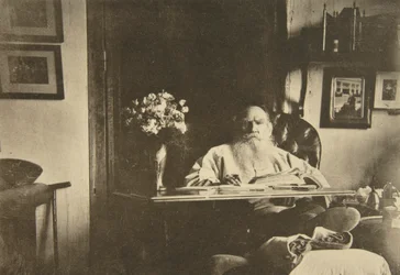 Autor ruso León Tolstói con una pierna mala, Rusia, 1908