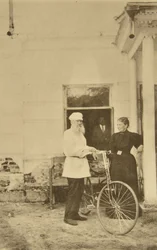 El escritor ruso León Tolstói con una bicicleta, Rusia, década de 1890