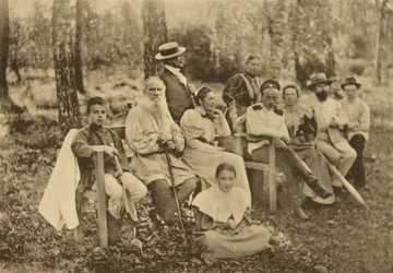Autor ruso León Tolstói con invitados, Yasnaya Polyana, cerca de Tula, Rusia, 1895