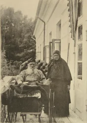 El escritor ruso León Tolstói con su hermana María Nikoláyevna, Rusia, años 1900