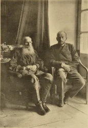 El autor ruso León Tolstói con su hijo León, Rusia, 1899