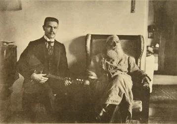 El autor ruso Leo Tolstoy con el balalaika Boris Troyanovsky, Rusia, 1909