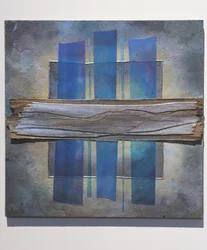 Diseños eternos, 2007 (panel, metacrilato, tinta acrílica, vidrio, plomo, objetos encontrados)