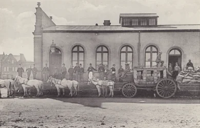 Vistas Históricas, el Último Coche con Correo Inglés y la Antigua Oficina de Correos