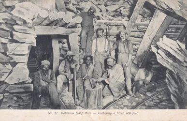 Mineros instalando soportes de madera a 600 pies bajo tierra, Mina de Oro Robinson, Sudáfrica (foto en blanco y negro)