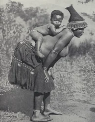 Mujer llevando a su bebé en la espalda, Sudáfrica