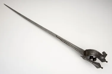 Pata, espada de guantelete