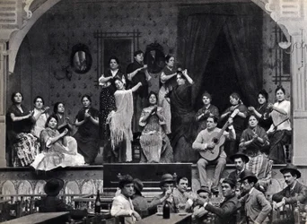 Sevilla, España, escena de danza y música flamenca en un café. Fotografía, finales del siglo XIX,