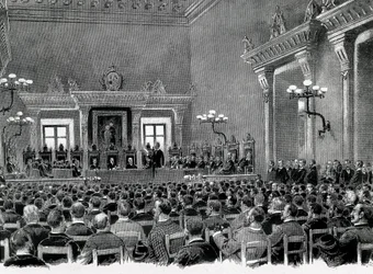 Una reunión de nacionalistas catalanes en el Ayuntamiento de Manresa para redactar las 16 bases de la constitución regional catalana en 1892. Dibujo de Jaume Pahissa.