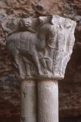 Un capitel de arcada con escultura de un caballo