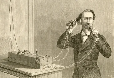 Un teléfono antiguo. Del Museo Popular publicado en Madrid