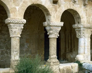Arcadas del atrio, Iglesia de San Miguel, San Esteban de Gormaz, España, arquitectura de los siglos XI-XII (foto)
