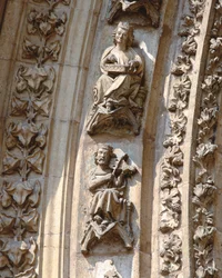 Archivolta del portal central de la fachada oeste, detalle de un violinista y un tocador de cítara, c. 1350-1400 (alto relieve)