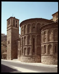 Arte mudéjar: vista del ábside de la iglesia Santiago de Arrabal, siglo XIII Toledo, España