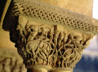 Capitel tallado en el lado oeste del claustro