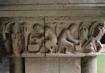 Detalle de un capitel que representa a canteros trabajando