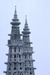 Detalle de las agujas del campanario