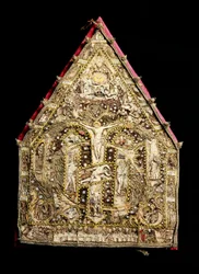Mitre de obispo en oro decorada con mosaicos de plumas hecha por misioneros españoles en México