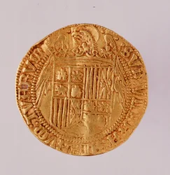 Moneda de oro de España: reinado de los Reyes Católicos Fernando e Isabel (Fernando II de Aragón e Isabel I de Castilla). 1474-1516. Diám. 2,7 cm. Nápoles, Museo Archeologico