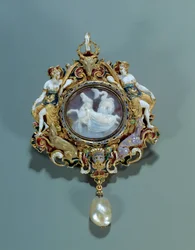 Joyería: colgante de esmalte sobre oro redondo con un camafeo. 1550-1575. Dim. 0,12x0,72 m. París, Museo del Louvre