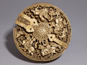 Tapa de un contenedor decorado con cuatro cazadores y animales, período Omeya, 998-999 d.C.
