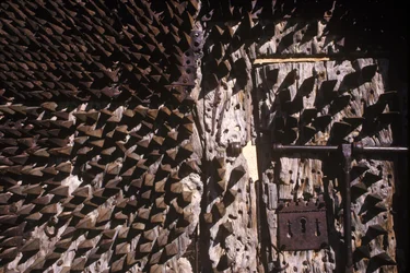 Púas de metal incrustadas en una puerta del castillo