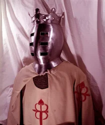 Traje militar: armadura de un jinete de la orden militar de Santiago