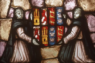 Monjes sosteniendo un escudo de armas