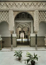 Patio de las Muñecas, siglos XII-XIV